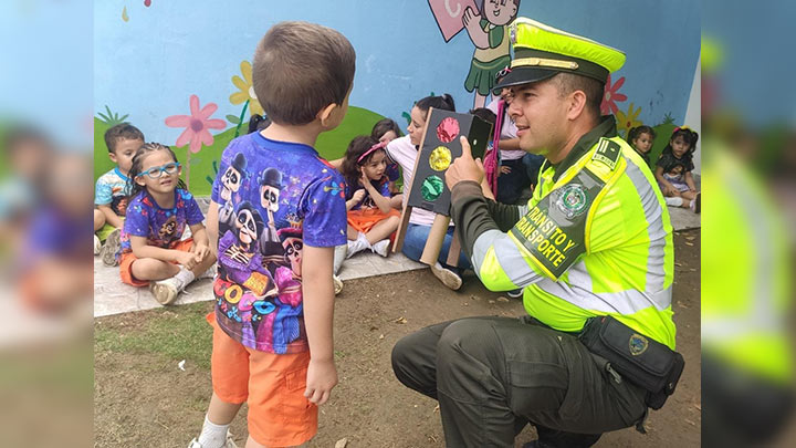 Los niños recibieron con alegría la visita de los Policías de Tránsito y Transporte./Foto: cortesía