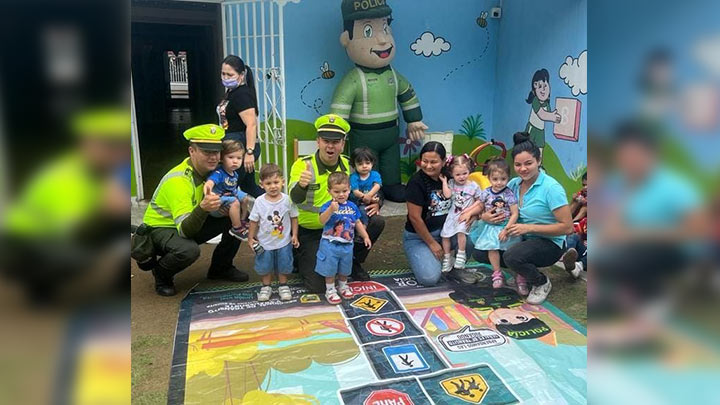 Los uniformados enseñaron las normas viales a los menores./Foto: cortesía