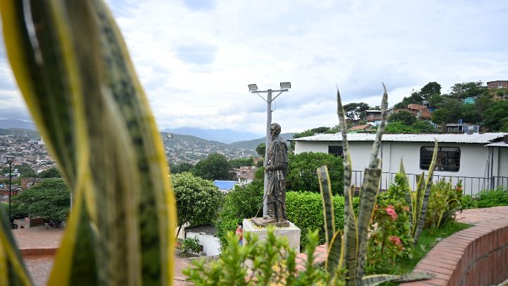 La estatua de Simón Bolívar cambió de posición. / Foto: Jorge Gutiérrez / La Opinión 