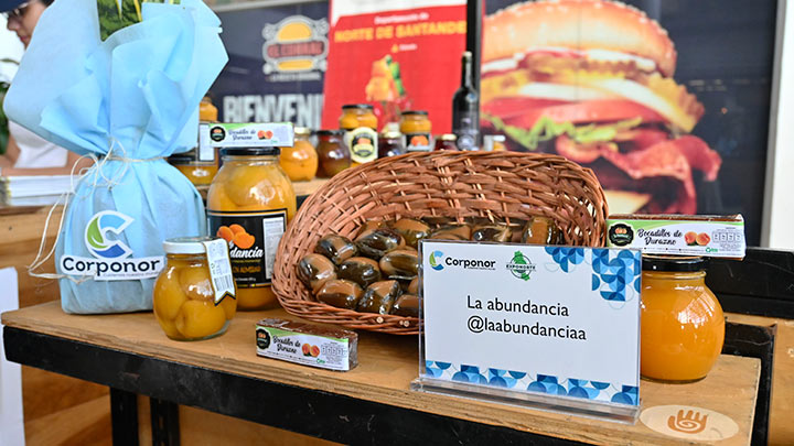 Los asistentes podrán disfrutar de negocios que comercializan dulces, café, aceites, artesanías, calzado, miel, arcilla, alimentos, vinos, entre otros.