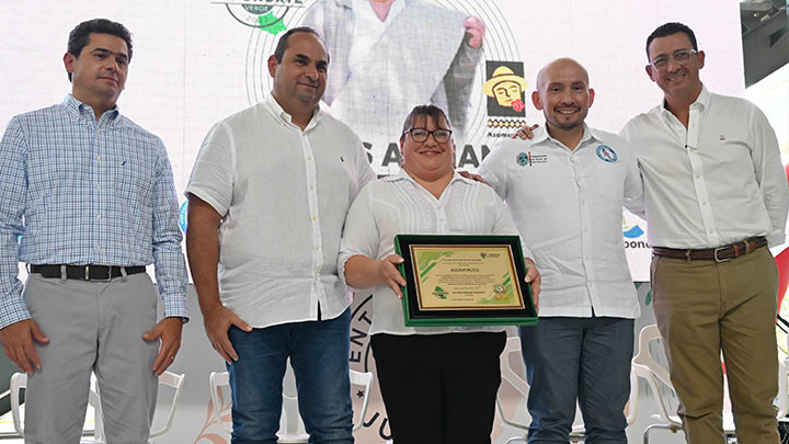 Adriana Antelíz, una emprendedora de Mutiscua, recibió una distinción por parte de la Gobernación de Norte por su Negocio Verde Asomerced.