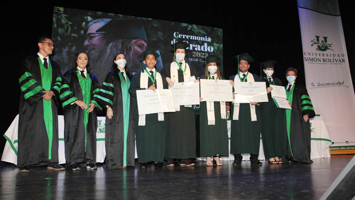 Johel Rodriguez, director del programa académico Ingeniería de Sistemas; Vivian Vanessa, directora Psicología; Sonia Falla, vicerrectora Académica; Yeison Manrique (Ingeniería de Sistemas), mejor resultado Saber Pro; Florencio García Uzcátegui (Psicología), mejor resultado Saber Pro; Jessica González (Psicología), Talento Cultural; Juan Acuña (Psicología) Mérito Estudiantil; Wendy Parada (Psicología, egresada en el 2022-1) distinción Grado de Honor y Yolanda Gallardo, directora Académica y de investigación.