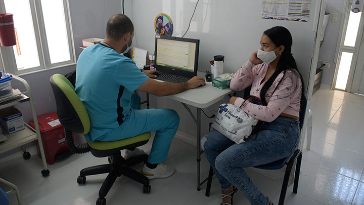 Chequeo de medicina general, que incluye primeros auxilios, enfermería, control de embarazo y control de crecimiento de niños y niñas.