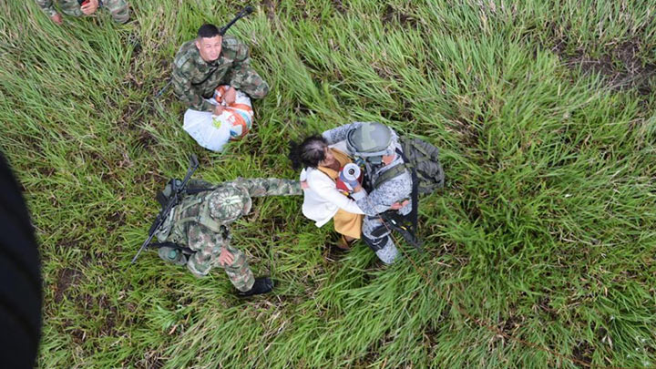 Un helicóptero Black Hawk fue el encargado de evacuar seis personas del lugar./Foto: Colprensa