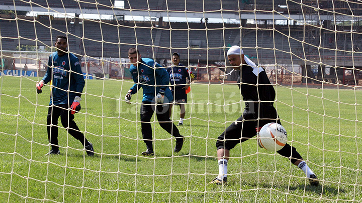 Los arqueros Róbinson Zapata, David Ospina y Miguel Calero entrenando en el General Santander.