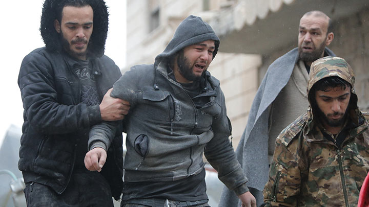     Un hombre sirio llora tras la muerte de su hijo pequeño en un terremoto en la ciudad de Jandaris./Foto: AFP