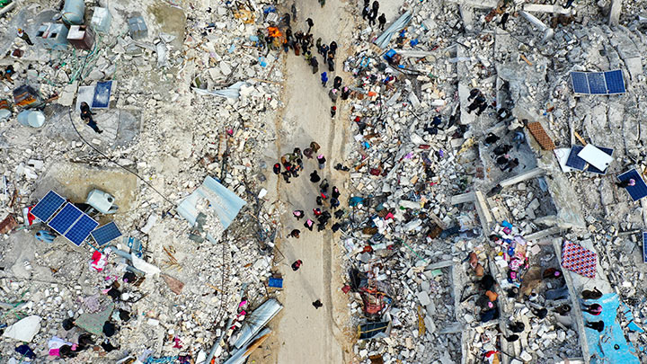 Esta vista aérea muestra a los residentes que buscan víctimas y sobrevivientes entre los escombros de los edificios derrumbados luego de un terremoto en la aldea de Besnia./Foto: AFP