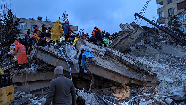 Rescatistas y voluntarios buscan supervivientes entre los escombros de un edificio derrumbado, en Sanliurfa, Turquía./Foto: AFP