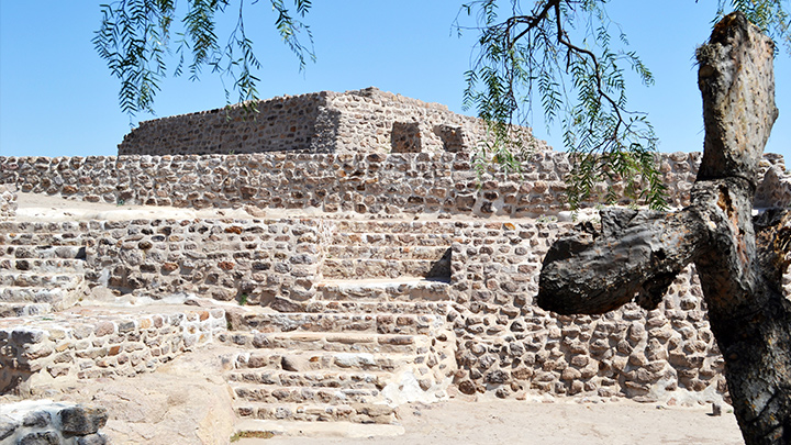 Pirámides y otras estructuras arquitectónicas se encuentran en San Miguel.