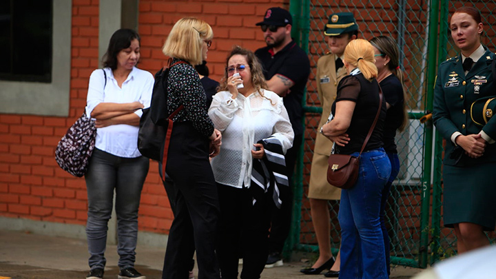 Amigos y familiares se reunieron para despedir a la teniente en el aeropuerto Camilo Daza