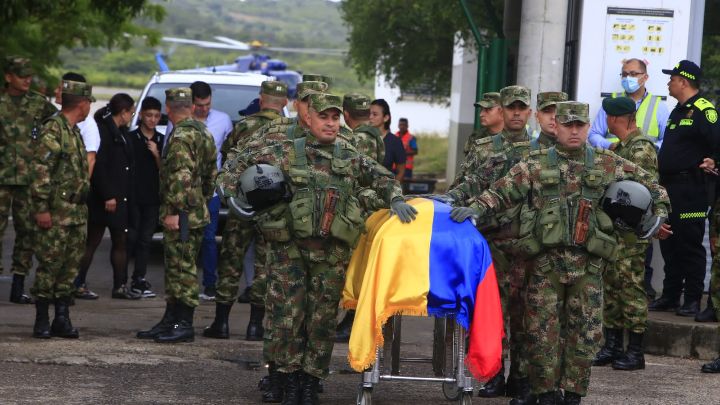 Dolor y tristeza durante los honores militares 