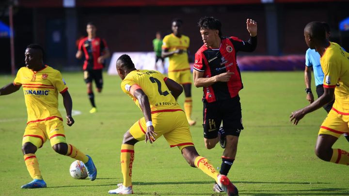 Bogotá FC, ante un inclemente sol, planteó un partido de aguante con una formación de 4-4-2.