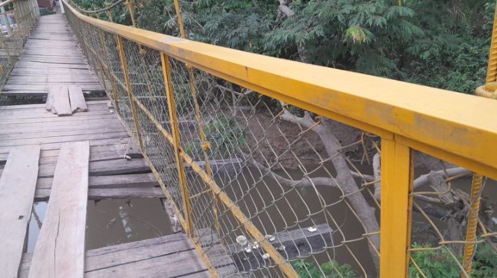 Solo una parte del puente tiene barandas y malla de seguridad. / Foto: Deicy Sifontes / La Opinión 