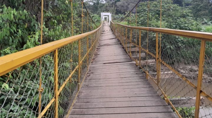 El puente ya está ladeando hacia un lado. / Foto: Deicy Sifontes / La Opinión 