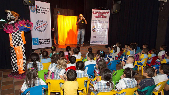 Por medio del títere,  se enfoca en la enseñanza de la primera infancia 