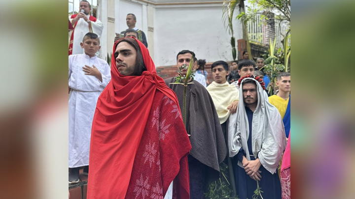 Los elegidos para interpretar el papel de Jesús, los doce apóstoles, la virgen y otras mujeres acompañan los ritos religiosos. Foto: Facebook - Lourdes Norte de Santander 