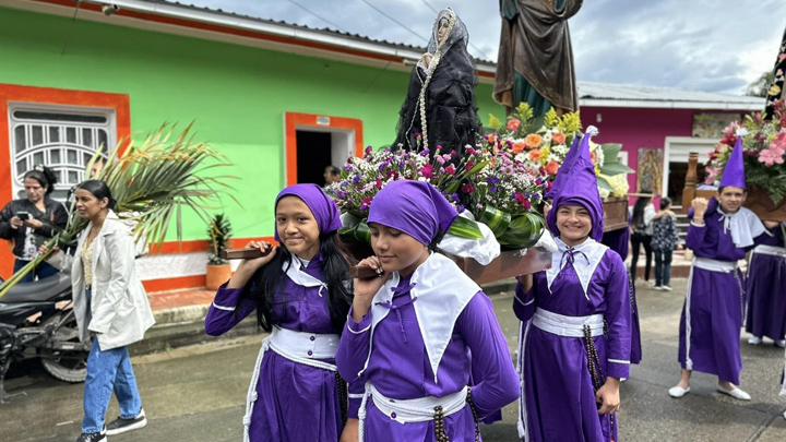 En la procesión los niños y adultos visten de nazarenos y cargan las imágenes.   Foto: Facebook - Lourdes Norte de Santander 