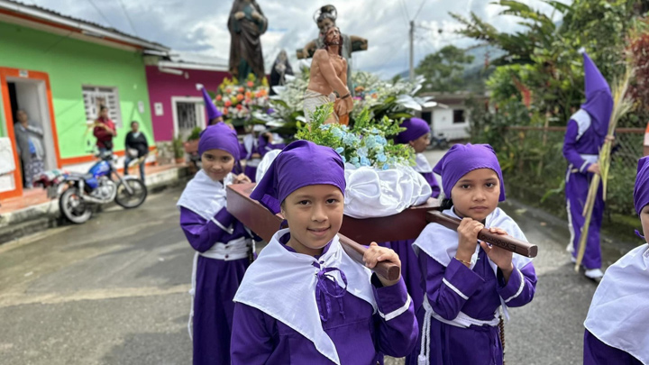 Desde el cementerio hasta la iglesia principal los feligreses caminaron con sus ramos. Foto: Facebook - Lourdes Norte de Santander 