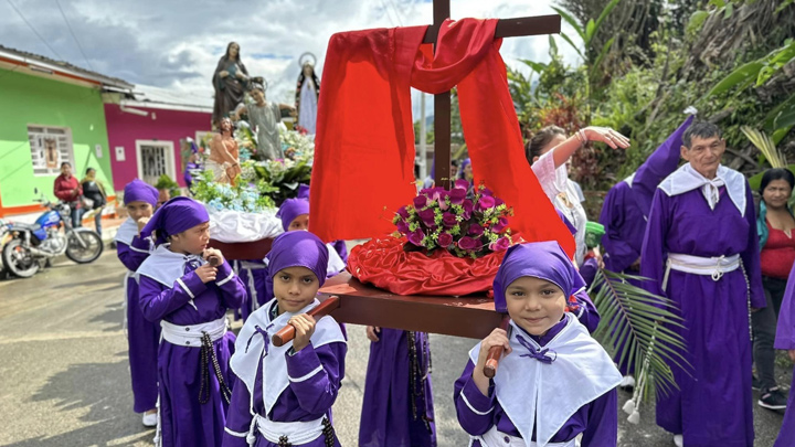 Los niños también participan de las procesiones y los ritos religiosos. Foto: Facebook - Lourdes Norte de Santander 