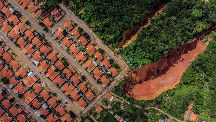 Ciudad amazónica de Brasil colapsa ante el avance de enormes cráteres    