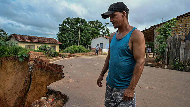 Ciudad amazónica de Brasil colapsa ante el avance de enormes cráteres    