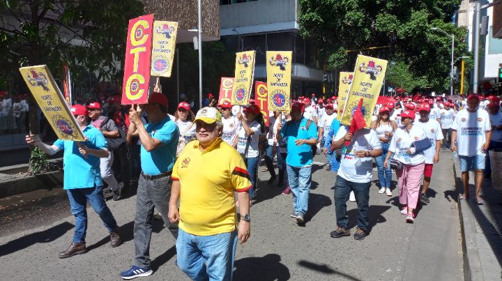 Trabajadores sindicalizados marcharon unidos en defensa de sus intereses laborales./ Foto Orlando Carvajal/La Opinión