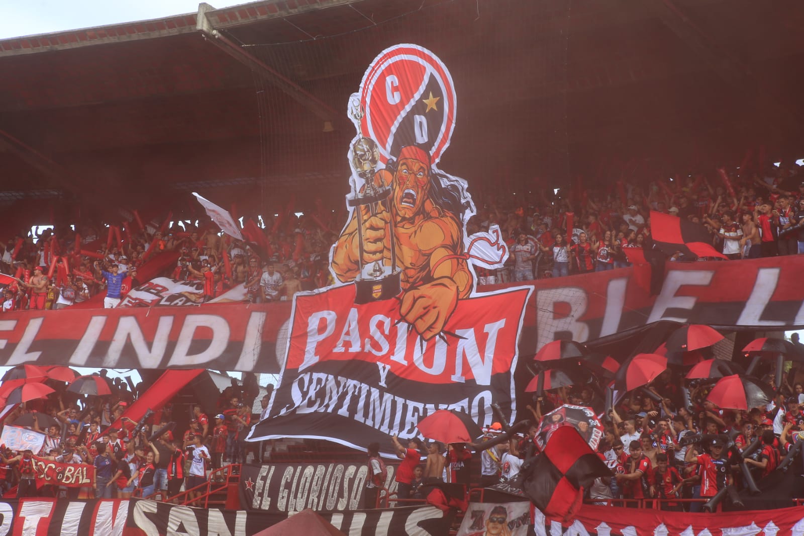 La tribuna estaba ardiendo, apoyando al Cúcuta Deportivo. Foto: Juan Pablo Cohen / La Opinión