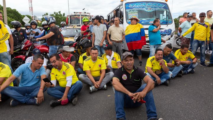 Sentados y acostados sobre la vía bloquearon el paso en la 'Subida del Indio'. / Fotos: Juan Pablo Cohen / La Opinión 