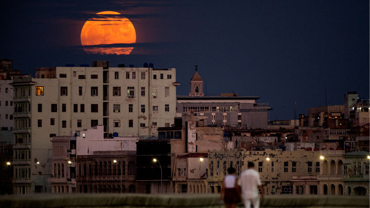 Superluna azul en la Habana, Cuba. Foto: Yamil Lage / AFP