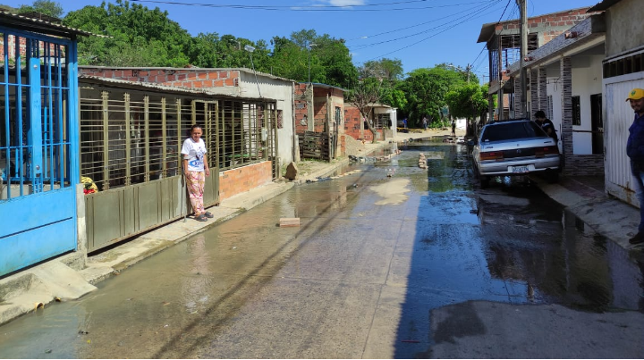 Tres calles dañadas en el barrio