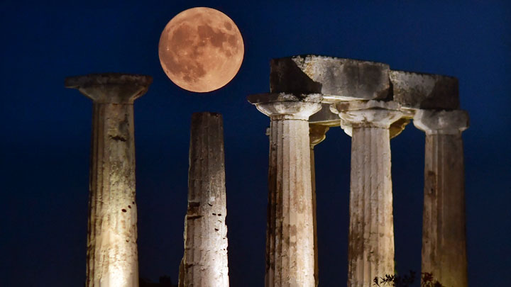 Superluna en Corintia, Grecia. Foto: Valerie Gache / AFP.