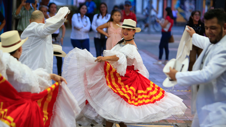 Grupo de danzas en el lanzamiento de la FliC 2023. Foto: Juan Pablo Cohen / La Opinión.