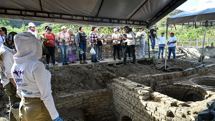 Los expertos intentan recuperar las pistas que sobrevivieron al paso del tiempo y los planes de los homicidas para alterar las pruebas y quedar impunes.