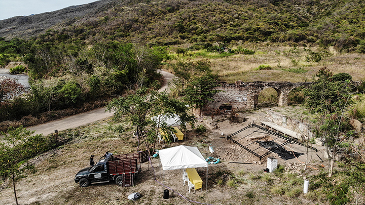 Los expertos intentan recuperar las pistas que sobrevivieron al paso del tiempo y los planes de los homicidas para alterar las pruebas y quedar impunes.