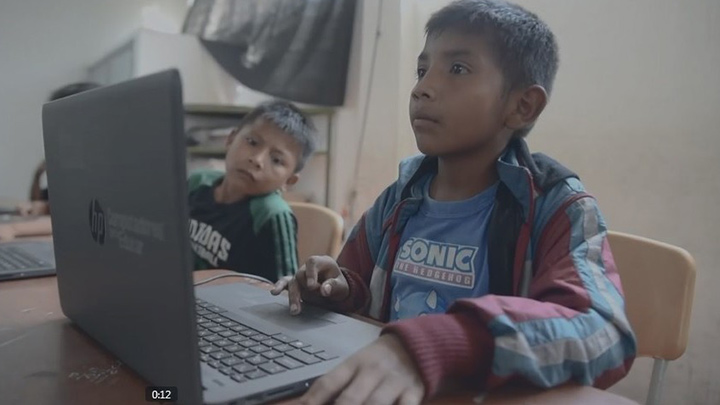 Una parte de la semana van a clases a los salones del colegio Simón Bolívar, y la otra ponen en práctica la teoría en su propia ranchería.