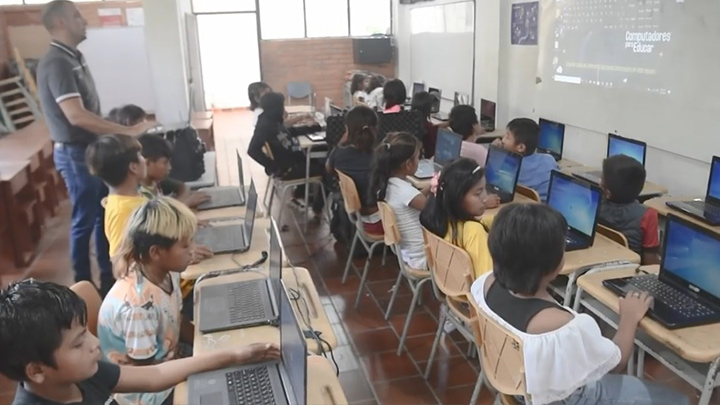 Una parte de la semana van a clases a los salones del colegio Simón Bolívar, y la otra ponen en práctica la teoría en su propia ranchería.