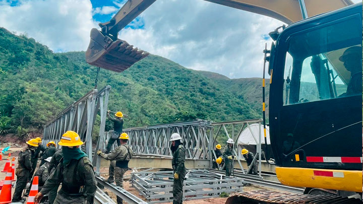 En condiciones climáticas difíciles les toca actuar a los ingenieros militares./ Fotos Cortesía Comando de Ingenieros del Ejército. 