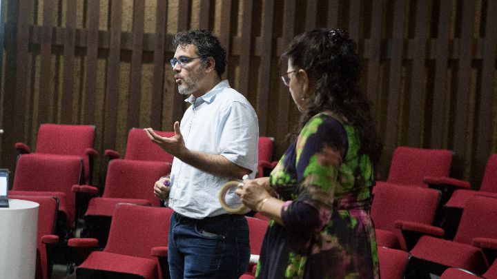 El pedagogo César Osorio con Martha Martínez, miembros del CNMH/Foto Juan Pablo Cohen/La Opinión