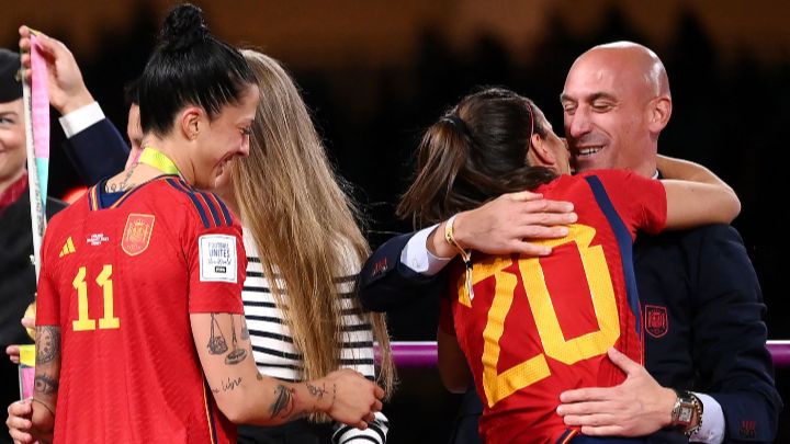 Australia-Las jugadoras Rocío Gálvez y Jennifer Hermoso, junto al expresidente de la Real Federación Española de Fútbol, Luis Rubiales, tras ganar la Copa Mundial Femenina, el 20 de agosto.