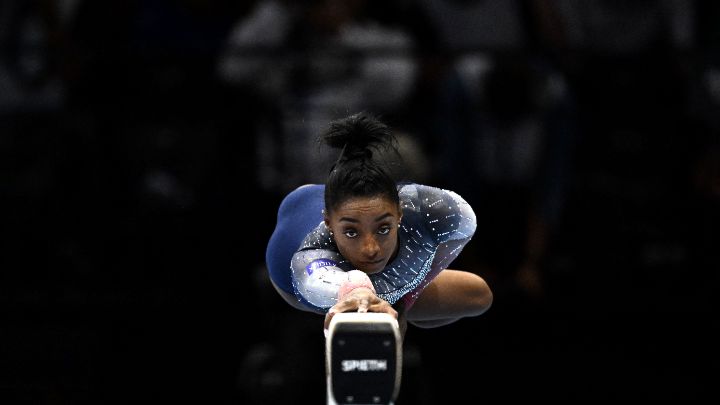 Bélgica-La estadounidense Simone Biles compite en la barra de equilibrio en la final por equipos femeninos durante el 52º Campeonato Mundial de Gimnasia Artística FIG.