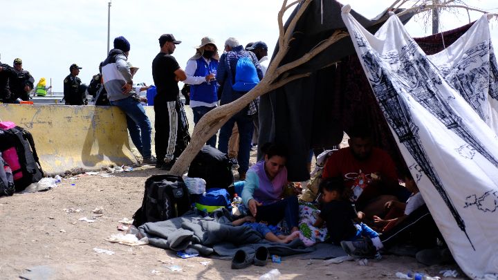 Chile-Migrantes esperan para ingresar a Perú en la frontera entre Chile y Perú, en Arica el 26 de abril.