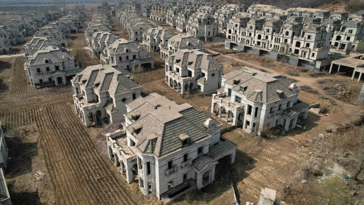 China-Foto aérea tomada el 31 de marzo, muestra villas desiertas en la provincia de Liaoning, tras el desplome inmobiliario de los últimos años. La falta de préstamos, viene generando una crisis por la alta desocupación.