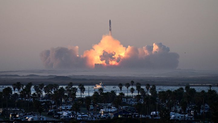 stados Unidos-El cohete Starship de SpaceX se lanza desde en Boca Chica, Texas, el 18 de noviembre. El cohete más grande jamás construido, con el que Elon Musk espera colonizar Marte.