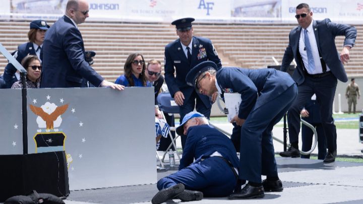 Estados Unidos-El presidente Joe Biden cae durante la ceremonia de graduación en la Academia de la Fuerza Aérea norteamericana, en Colorado, el 1 de junio