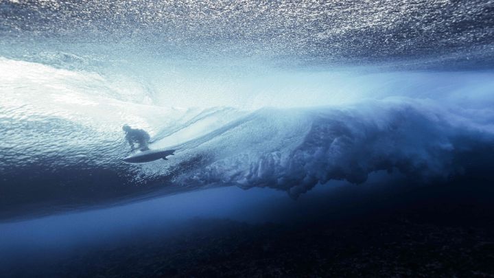 Francia-Surfista montando una ola en Teahupo’o en Tahití, Polinesia Francesa, el 11 de agosto, durante un evento de surf profesional y como práctica de preparación de los Juegos Olímpicos de París 2024.