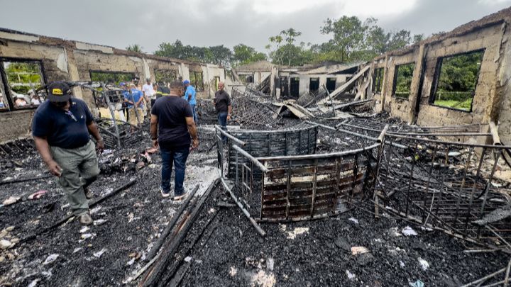 Guyana-Incendio en una escuela dejó cerca de 19 fallecidos el 22 de mayo. El gobierno del país calificó el hecho como un gran desastre.