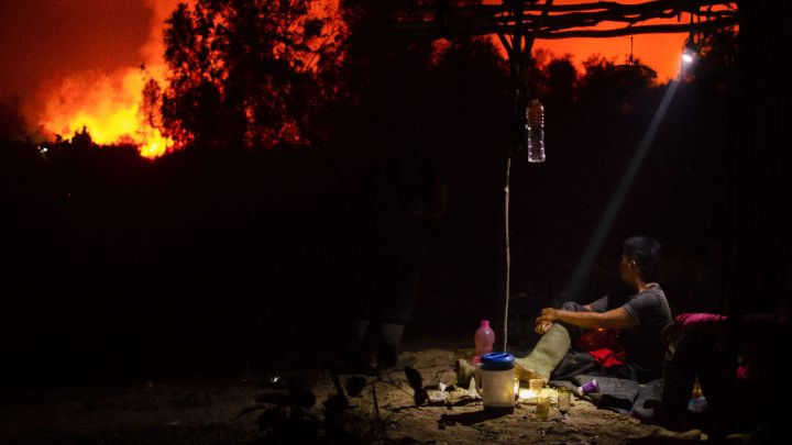 Indonesia-Un hombre monitorea un incendio forestal afuera de su casa mientras se acerca una conflagración en Ogan Ilir, en el sur de Sumatra, el 10 de octubre.