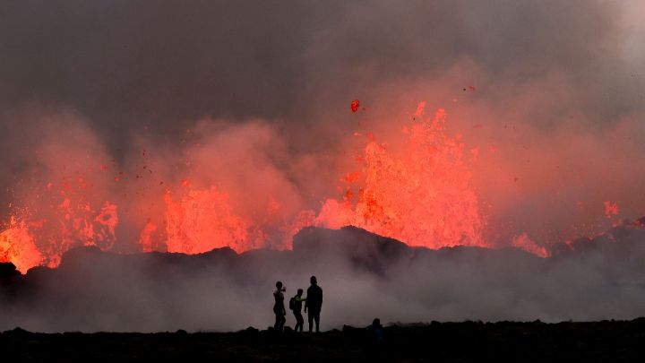 Grecia-Bañistas en una playa donde los incendios forestales destruyeron el bosque, en la parte sur de la isla griega de Rodas, el 27 de julio