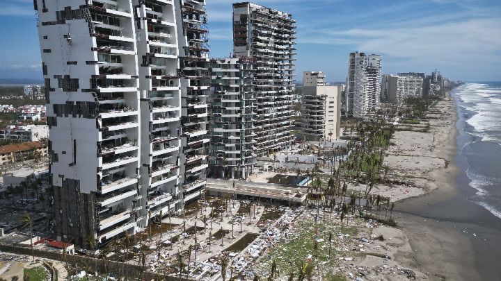 México-Vista aérea de los daños causados tras el paso del huracán Otis por Acapulco, el 28 de octubre. Cientos de muertos y edificios colapsados, fue el saldo del fenómeno.