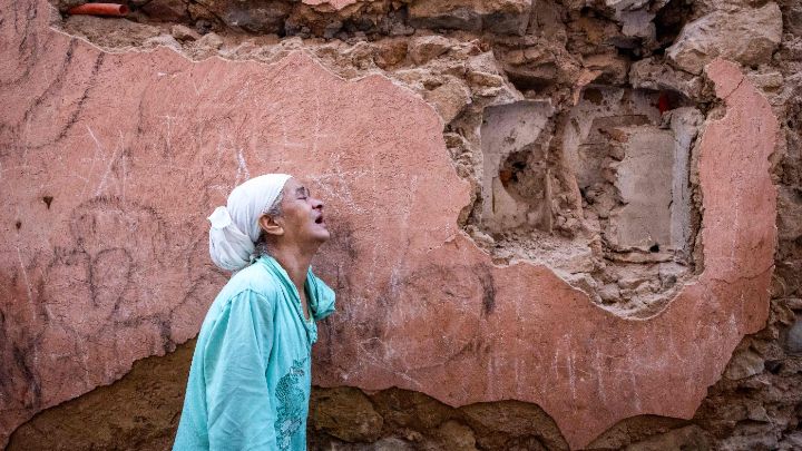 Marruecos-Una mujer reacciona frente a su casa destruida por el terremoto en la ciudad vieja de Marrakech el 9 de septiembre.